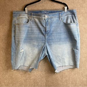 Universal Thread Women's Plus Size Mid-Rise Bermuda Denim Shorts 26W Inseam 9”